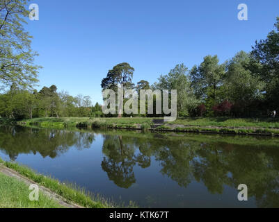 Il canale Bydgoszcz (BDG Kanal) è un importante canale navigabile in Polonia, situato nella città di Bydgoszcz. Svolge un ruolo significativo nel trasporto locale ed è una caratteristica notevole della storia e delle infrastrutture della regione. Foto Stock