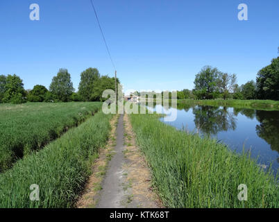 Questa immagine probabilmente raffigura il canale Bydgoszcz, situato a Bydgoszcz, in Polonia, che mostra le infrastrutture del canale e il suo ruolo nel trasporto locale e nello sviluppo regionale. Foto Stock