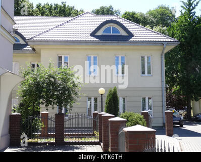 Fotografia dell'edificio del National Institute of Chemistry (BDG NIK) scattata il 6 maggio 2015, che mostra il suo design architettonico e l'ambiente circostante. Foto Stock