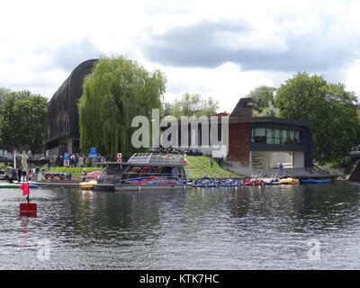 Il BDG Festival Wodny 2015, tenutosi presso il molo sul lungomare di Bydgoszcz, Polonia, ha caratterizzato una varietà di eventi legati all'acqua, che hanno mostrato la vibrante cultura della città e il significato del suo sistema fluviale. Foto Stock