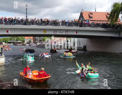 Il Wodny Festival 2015, tenutosi a BDG, Polonia, ha ospitato eventi e gare sull'acqua. Il festival è un importante evento culturale e ricreativo nella regione, che celebra le attività marittime e gli sport acquatici. Foto Stock