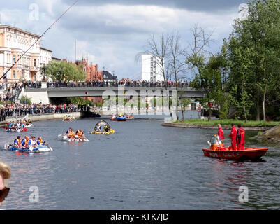 Il BDG Festival Wodny 2015, tenutosi in Polonia, ha caratterizzato una serie di gare d'acqua note come "wyscig" (gara). L'evento ha attirato numerosi partecipanti e spettatori, mettendo in evidenza la vibrante cultura degli sport acquatici della Polonia e la popolarità delle competizioni di corse d'acqua. Foto Stock