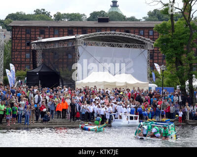 Il BDG Festival Wodny 2015, tenutosi a Bydgoszcz, Polonia, ha caratterizzato una celebrazione sul lungomare delle attività e della cultura acquatiche. L'evento ha mostrato il legame della città con l'acqua attraverso mostre culturali e sport acquatici. Foto Stock