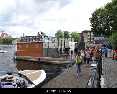 Il BDG Festival Wodny 2015, tenutosi in Polonia, si è concentrato sulle attività e le celebrazioni legate all'acqua. L'evento ha caratterizzato sport acquatici, mostre culturali e la partecipazione della comunità, sottolineando l'importanza dell'acqua nella cultura locale. Foto Stock