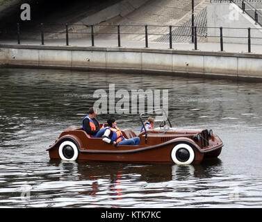 Il BDG Festival Wodny 2015 (Festival dell'acqua) ha caratterizzato una serie di eventi acquatici in Polonia, con l'area Zakole 7 che funge da punto focale per le attività acquatiche. Il festival celebrava la cultura locale, gli sport acquatici e l'impegno della comunità in un'atmosfera vivace e festosa. Foto Stock