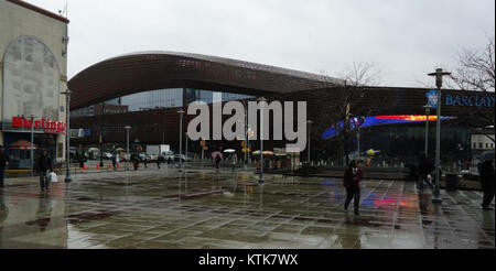 Il Barclays Center di Brooklyn, New York, è un importante centro di ritrovo noto per ospitare eventi sportivi, concerti e incontri culturali. La sua posizione vicino a Flatbush Avenue lo rende un importante punto di riferimento urbano. Foto Stock