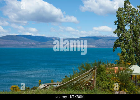 Barca abbandonati nel piccolo villaggio di Puerto Marmol, gateway per le cave di marmo, sulla riva del Lago General Carrera in Patagonia settentrionale, Cile Foto Stock