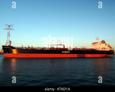 La Baltic Advance è una nave costruita nel 2006 e registrata con il numero IMO 9299862. È una nave da carico moderna nota per le sue operazioni nel Mar Baltico e in altre acque europee. Questa immagine è stata scattata al porto di Anversa, un importante centro di navigazione in Europa. Foto Stock