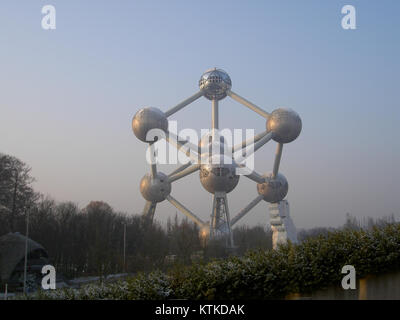 L'Atomium è un punto di riferimento iconico a Bruxelles, in Belgio, costruito per l'Expo Mondiale del 1958. Simboleggia un cristallo di ferro ingrandito 165 miliardi di volte ed è noto per il suo design futuristico e l'architettura suggestiva. Foto Stock