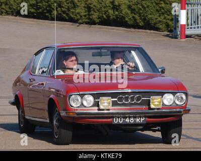 Audi 100 coupe S, costruire nel 1977, licenza olandese registrazione 00 48 RP, a IJmuiden, Paesi Bassi, pic3 Foto Stock