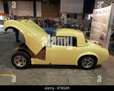 La Austin Healey Sprite Mk i è una classica auto sportiva britannica degli anni '1950, nota per il suo design compatto e il suo ruolo nello sviluppo di auto sportive a prezzi accessibili nel Regno Unito. Foto Stock