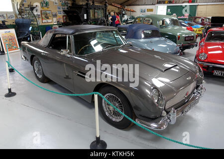 La Aston Martin DB5 Convertible del 1965, situata presso il Bentley Wildfowl and Motor Museum nell'East Sussex, Inghilterra, è una classica auto sportiva di lusso, nota per il suo design e l'associazione con i film di James Bond. Foto Stock