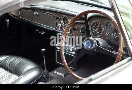 La Aston Martin DB5 Convertible del 1965, una classica auto di lusso britannica, esposta al Bentley Wildfowl and Motor Museum di Halland, East Sussex. Questo modello iconico è noto per il suo design e le sue prestazioni. Foto Stock