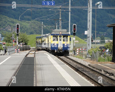 La Berner Oberland Railway (BOB) è un percorso ferroviario panoramico in Svizzera che offre viste mozzafiato delle Alpi svizzere. Questa foto cattura uno dei treni che viaggiano attraverso la regione montuosa. Foto Stock