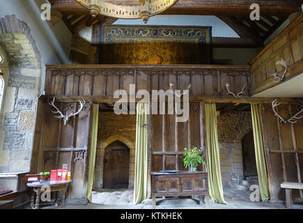 La Banqueting Hall di Haddon Hall, situata a Bakewell, Derbyshire, Inghilterra. La sala è rinomata per il suo significato storico e per il suo ruolo di sede di grandi eventi. La foto cattura i dettagli architettonici ornati e la grandiosità di questo storico sito inglese. Foto Stock