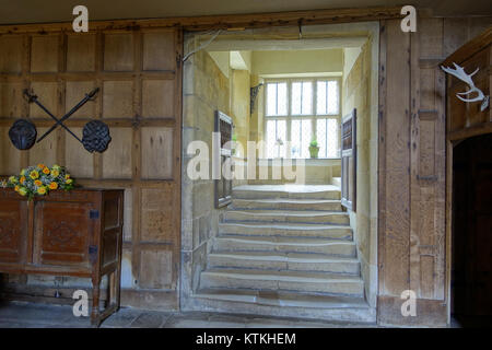 La Banqueting Hall at Haddon Hall a Bakewell, Derbyshire, Inghilterra, è una grande sala storica all'interno del maniero medievale. La sala è conosciuta per la sua architettura, il suo ruolo nella storia inglese e il suo uso per grandi eventi e banchetti. Foto Stock