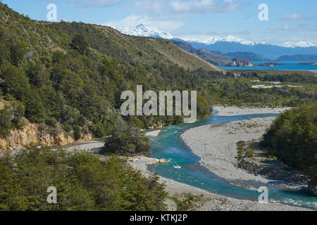 Rio los Maintenes fluente nelle limpide acque blu del Lago General Carrera in Patagonia settentrionale, Cile Foto Stock