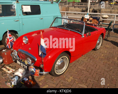 La Austin Healey Sprite Mk i del 1961 è una classica auto sportiva britannica, mostrata qui con licenza olandese DH 37 78. Il design compatto e sportivo esemplifica l'ingegneria automobilistica della metà del XX secolo. Foto Stock