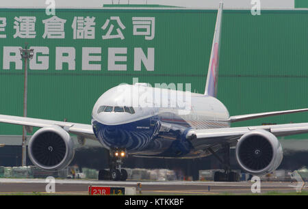 Questa voce si riferisce a un oggetto specifico o a un elemento di raccolta etichettato "B 18007". I dettagli dell'articolo rimangono non specificati, ma sembra far parte di una collezione catalogata per scopi di archiviazione o di esposizione. Foto Stock