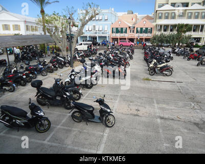 Bermuda (UK) il numero dell'immagine 419 scooter moto parcheggiate in Hamilton Foto Stock