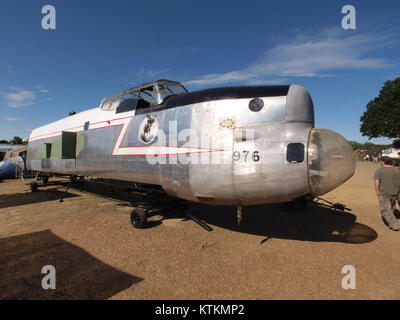 L'Avro Lancaster, un bombardiere pesante a quattro motori britannico della seconda guerra mondiale, è mostrato in questa fotografia. Noto per il suo ruolo cruciale nella storia militare, in particolare durante la Battaglia d'Inghilterra. Foto Stock
