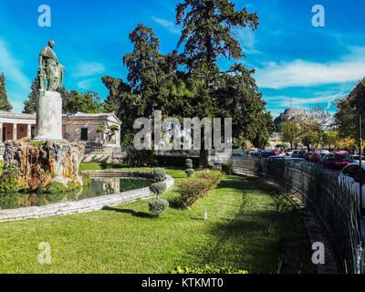 I giardini del palazzo di San Miguel e San Jorge si vede in primo piano e sullo sfondo la fortezza della città di Corfù o Kerkyra Gr Foto Stock