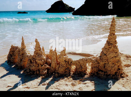 Questa immagine cattura un castello di sabbia sulla spiaggia di Horseshoe Bay alle Bermuda. L'isola, un territorio britannico d'oltremare, è conosciuta per le sue splendide spiagge, le acque turchesi e il paesaggio tropicale. Foto Stock
