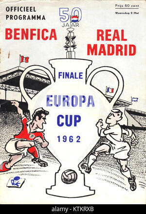 Una fotografia della finale della Coppa dei campioni del 1961-62, che mostra l'eccitazione della partita mentre le squadre gareggiavano per il prestigioso titolo. Foto Stock