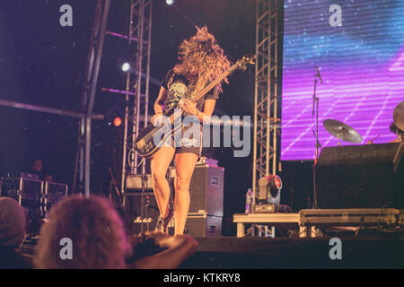 Un bassista che si esibisce sul palco, mostrando il proprio talento musicale in una performance dal vivo. Il ruolo del bassista è cruciale per impostare il ritmo e le basi della musica durante il concerto. Foto Stock