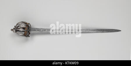 La Spada a forma di cesto, ospitata nel Metropolitan Museum of Art, è un'arma storica unica con una guardia a forma di cesto che offre protezione per le mani. Questo tipo di spada fu usato nel XVI e XVII secolo. Foto Stock