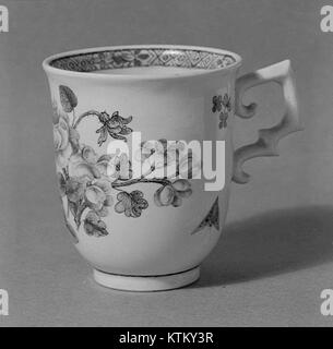 Questo becher, ospitato al Metropolitan Museum of Art, mette in mostra un'eccezionale maestria artigianale. Si tratta di un notevole esempio di vetrate antiche e funge da pezzo importante per comprendere lo sviluppo delle prime tecniche di lavorazione del vetro. L'articolo è un artefatto significativo nello studio dei materiali antichi e nella produzione. Foto Stock