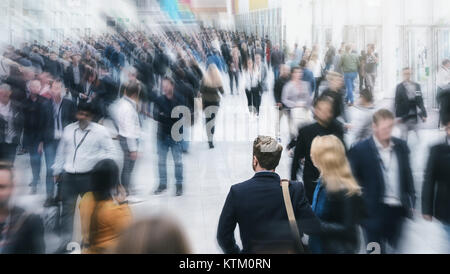 Grande folla di gente di affari ad una fiera commerciale Foto Stock