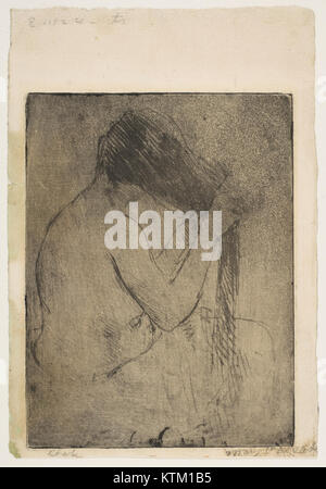 Questa immagine raffigura una modella drappeggiata dalla parte posteriore, catturata nell'atto di sistemare i capelli. Il capo presenta l'abbigliamento e l'acconciatura del modello, riflettendo gli stili artistici del periodo. Foto Stock