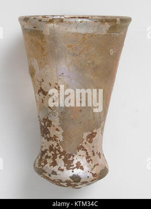 Vaso in vetro Bell Beaker del V secolo, di 10,8 cm di altezza e 7,4 cm di diametro, caratterizzato dalla caratteristica forma a campana invertita e materiale in vetro. Foto Stock