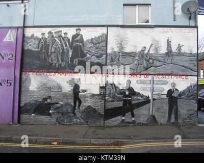Il murale unionista di Belfast è un'opera d'arte politica che rappresenta la comunità unionista dell'Irlanda del Nord. Simboleggia la complessa storia politica e culturale della regione durante il XX secolo. Foto Stock