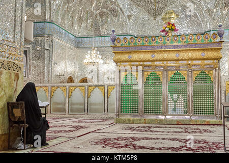 Yazd, Iran - 22 Aprile 2017: donna iraniana legge Corano nel santuario di Imamzadeh. Foto Stock