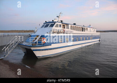 La Barguzin 3 è una nave attraccata al molo Raketa sul fiume Angara a Irkutsk, in Russia. L'immagine cattura l'ambiente del fiume e mette in evidenza i trasporti utilizzati nei settori del commercio e del turismo della regione. Foto Stock