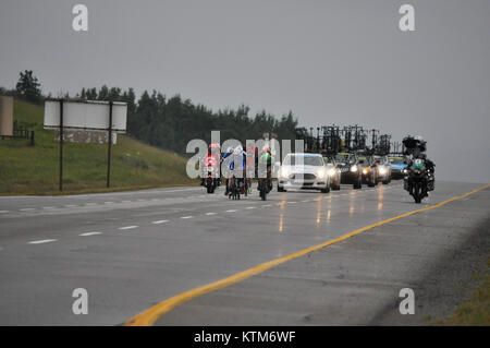 Ciclisti professionisti nella parte piovosa del Tour of Alberta Pro Cycling Race Foto Stock