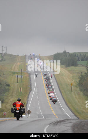 Ciclisti professionisti nella parte piovosa del Tour of Alberta Pro Cycling Race Foto Stock