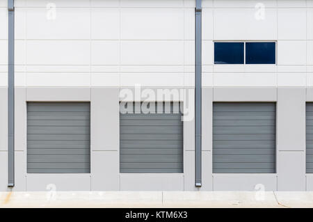 Nuova costruzione di carico magazzino dock pareti bianco grigio metallo porte scorrevoli Foto Stock