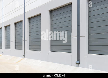 Nuova costruzione di carico magazzino dock pareti bianco grigio metallo porte scorrevoli Foto Stock