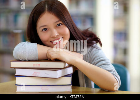 Abbastanza positivo cinese asiatici collegio femminile istruzione ritratto Foto Stock