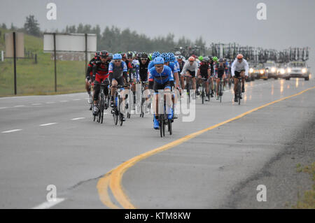 Ciclisti professionisti in una tappa piovosa del Tour of Alberta Pro Cycling Race Foto Stock