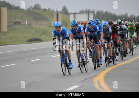 Ciclisti professionisti in una tappa piovosa del Tour of Alberta Pro Cycling Race Foto Stock