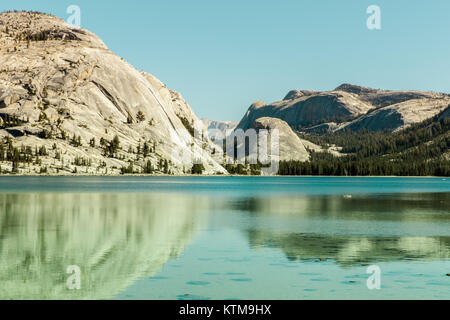 Lago Tenaya riflessioni Foto Stock