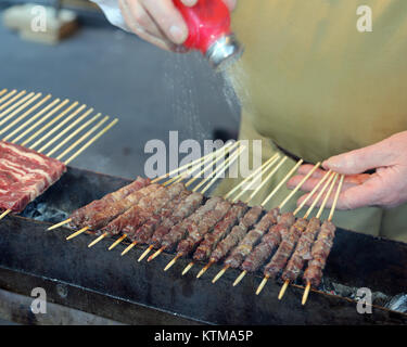 Cooking Abruzzesi Arrosticini - Fotografie stock e altre immagini di Alla  griglia - Alla griglia, Arrosto - Cibo cotto, Carne - iStock