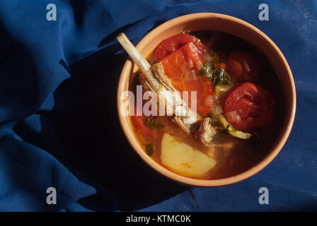 Calda zuppa di agnello su sfondo blu Foto Stock