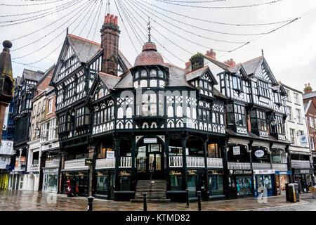 La Croce e le righe di Area dello Shopping in Bridge Street, Chester City Centre, Cheshire, Inghilterra, Regno Unito chester righe Foto Stock