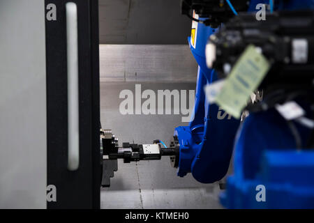 Il braccio robotico di prelevamento e posizionamento;automazione di processo della parte di prelievo fino e ponendolo in macchina CNC Foto Stock