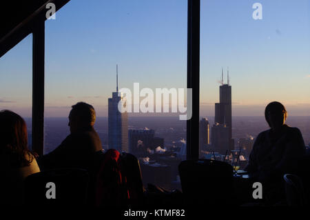 Vista sulla Sears Tower e Trump Tower dal ponte di osservazione sul John Hancock Building. Chicago, Illinois, Stati Uniti d'America. Foto Stock